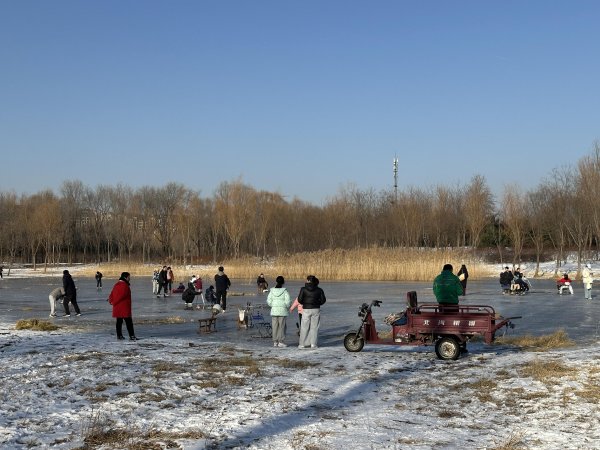 炒股配资安全 调查｜用力一踩，直接裂开！有野冰场商贩用化学品促结冰